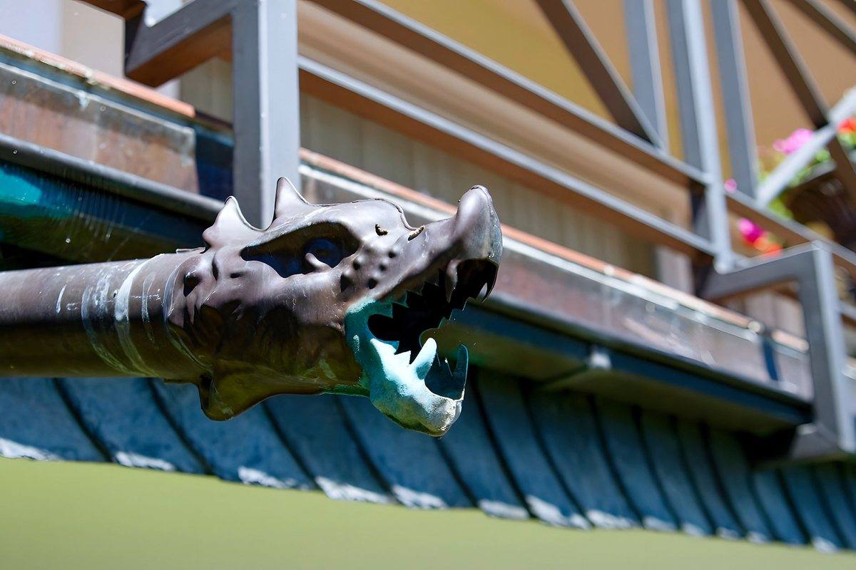 Seamless gutter being formed on site